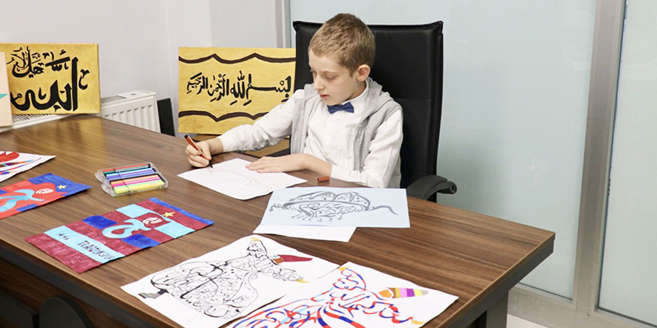 Otizmli 11 yaşındaki Yusuf, bir sabah uyandı ve hat yazmaya başladı