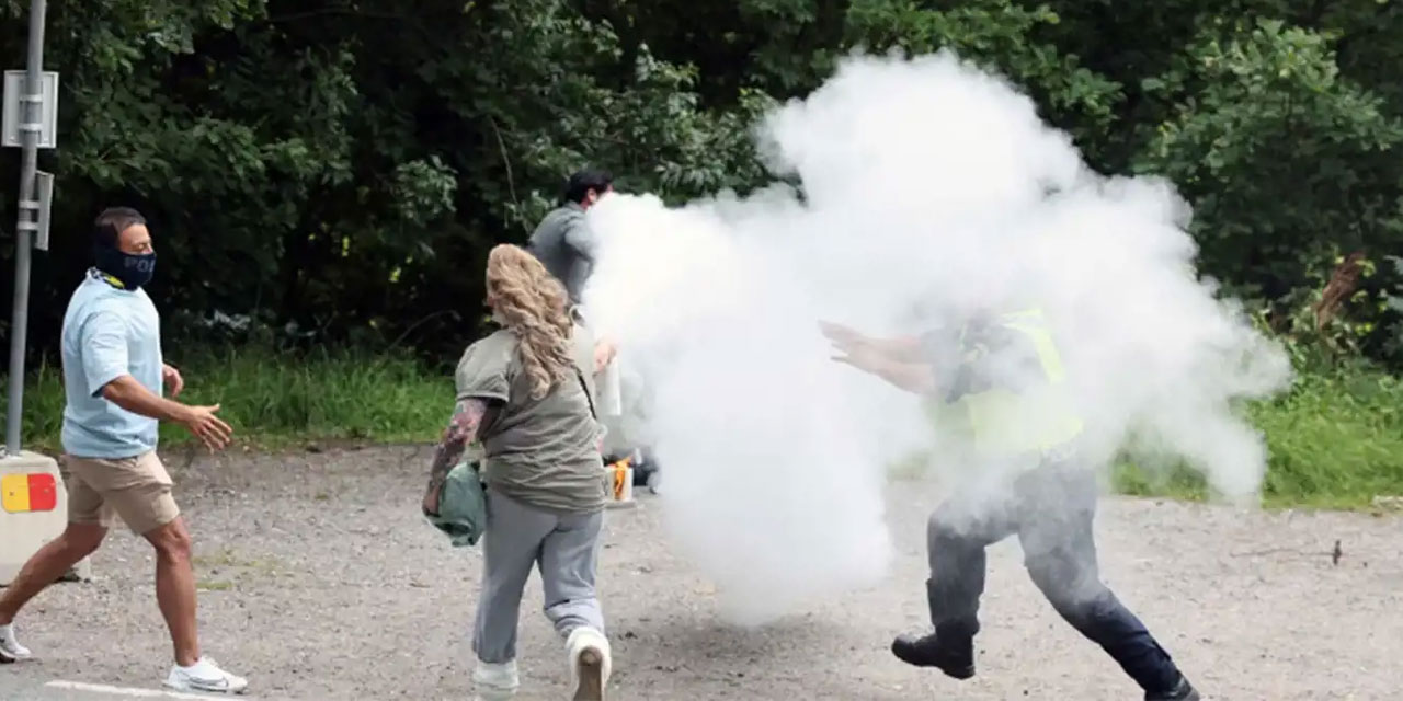 Kur'an yakan alçağa Hıristiyan kadın yangın söndürücü tüple müdahale etti