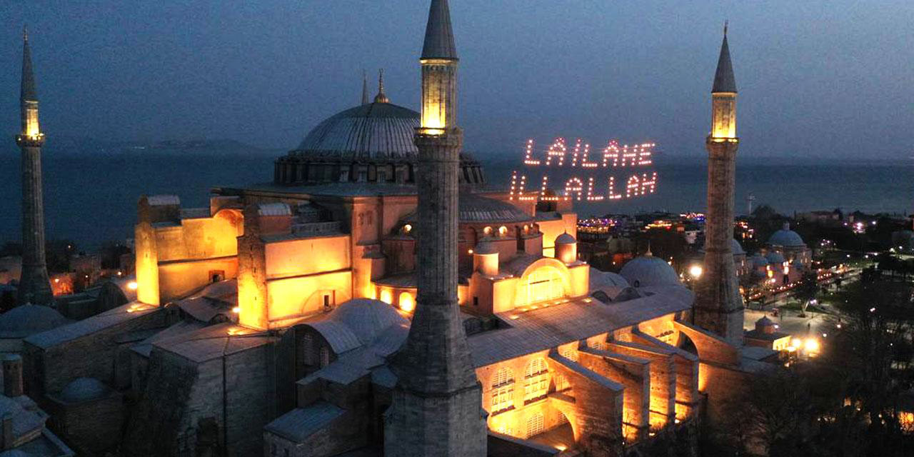 En zoru Ayasofya'da çalışmaktı: Bu sene 'La ilahe illallah' mahyası asıldı