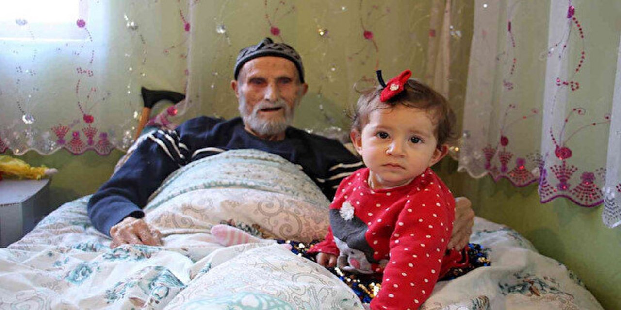 Asırlık çınar torununun torunlarını kucağına aldı