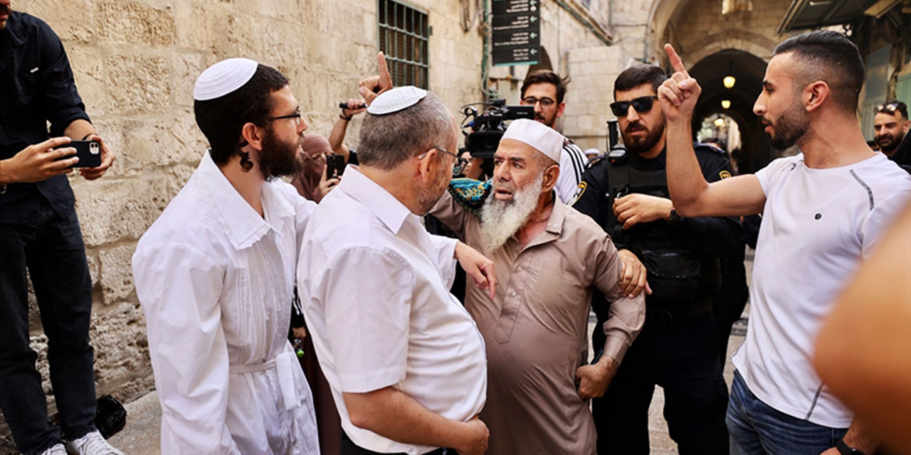 İşgalci Fanatik Yahudiler bu sabah da Mescid-i Aksa'ya baskın düzenledi