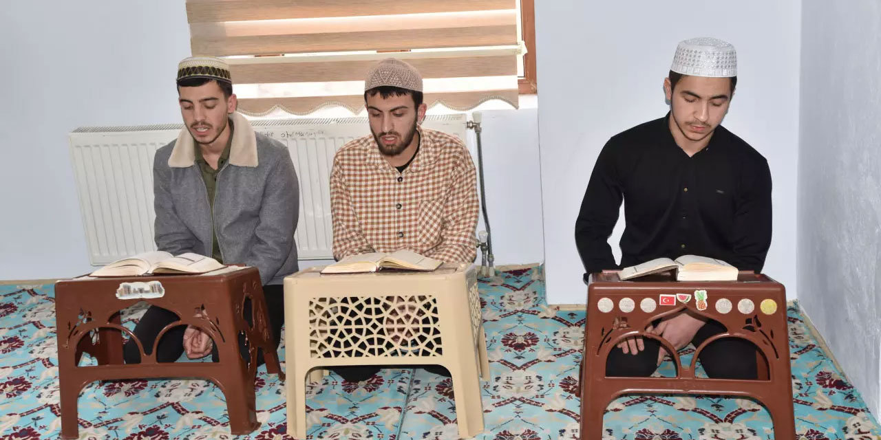 Maşallah! Bitlis'te 3 öğrenci 4 ayda hafız oldu
