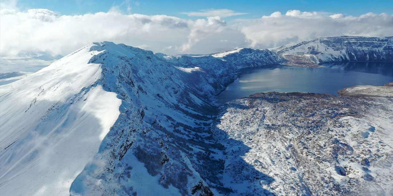 Nemrut Krater Gölü beyaz rahmetle bir başka güzel