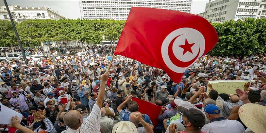 Tunus siyasi krizin körüklediği ekonomik krizin kıskacında