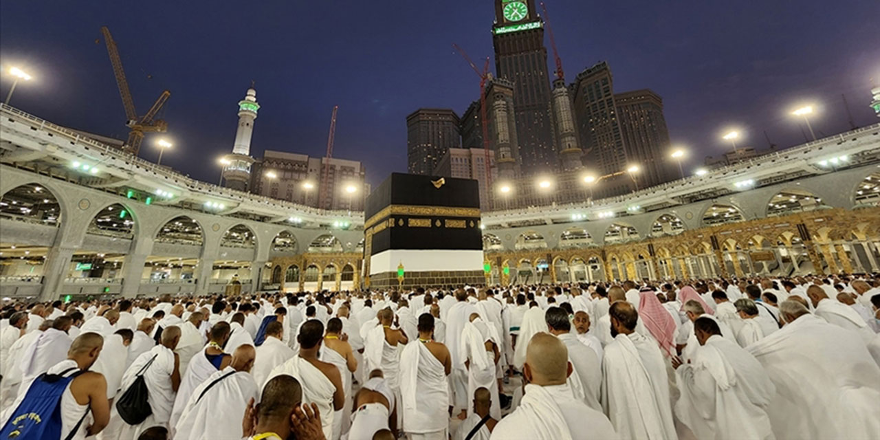 752 depremzede üniversite öğrencisine umre hediyesi