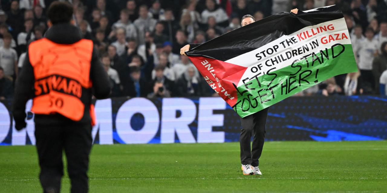 Terörist israile şampiyonlar liginde de tepki: Filistin bayrağı ile sahaya indi