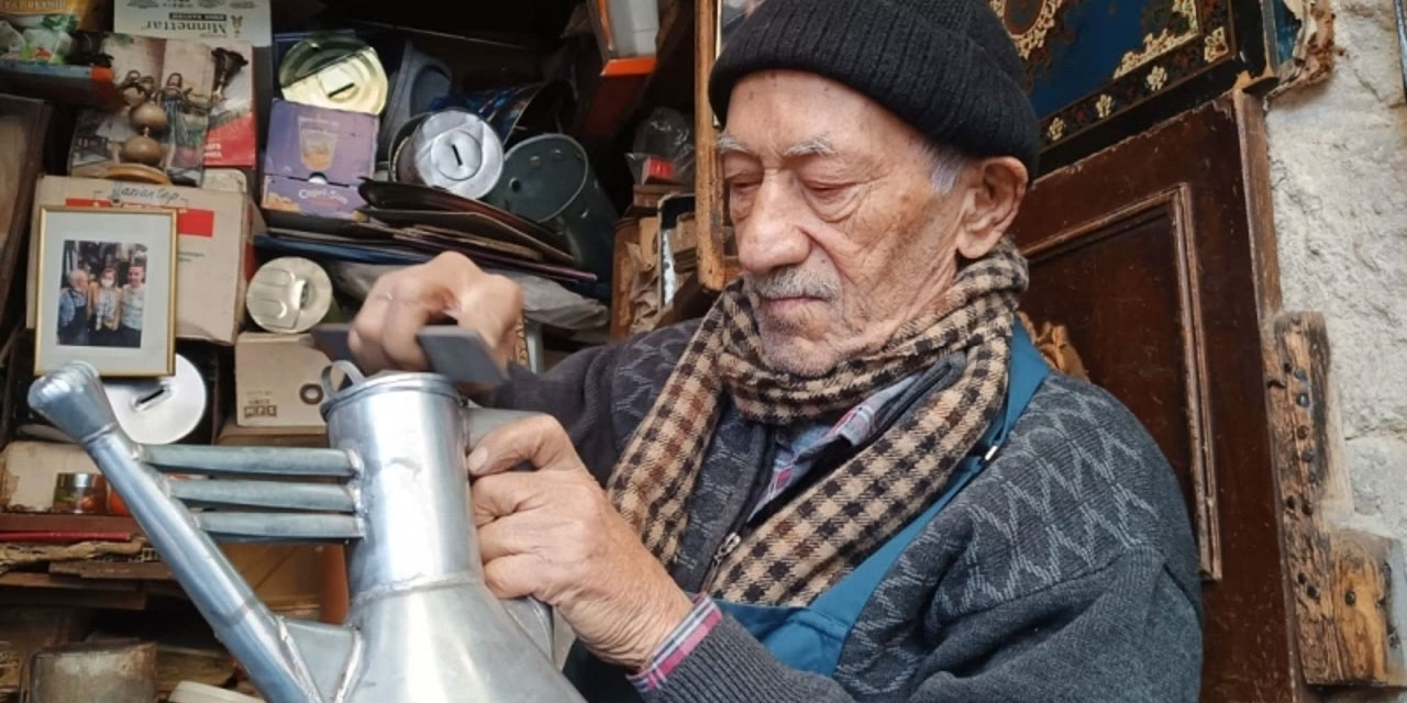 Bir metrekarelik dükkanda geçen 64 yıllık ömür: Allah'a şükür, şikayetim yok!