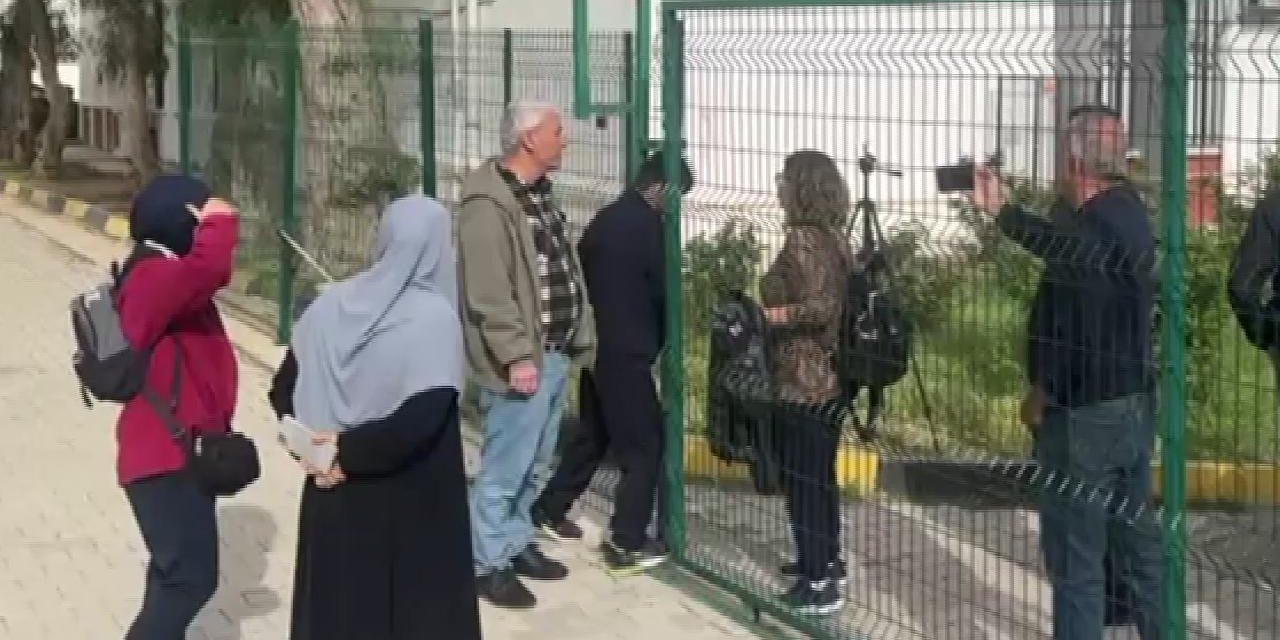 KKTC'de başörtüsü sebebiyle okula alınmayan kızın annesi: Kızımın iradesi çok sağlam