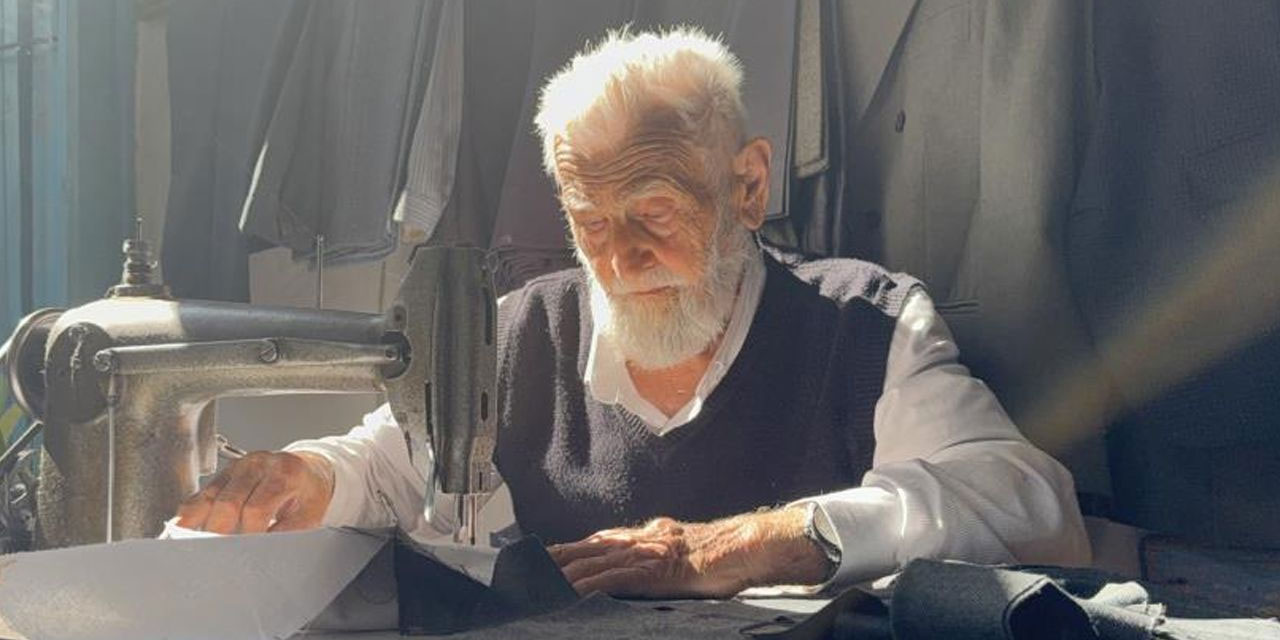 Maşallah: 89 yaşındaki terzi Arif dede gözlük takmadan iğneye iplik geçirebiliyor