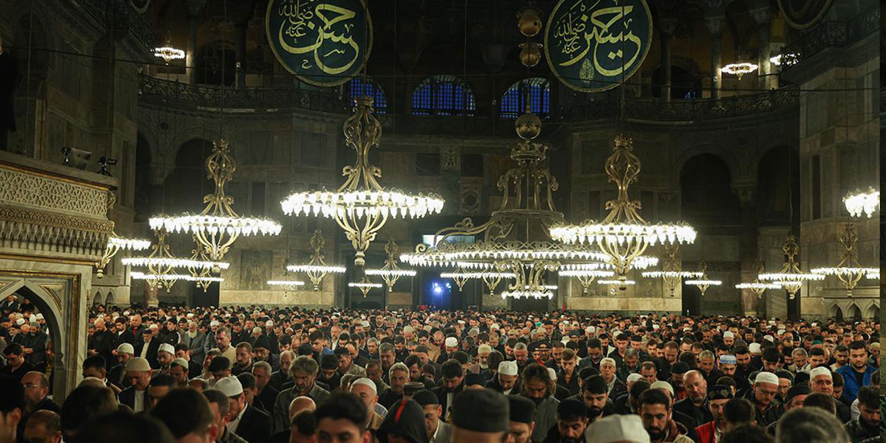 Turistlerin girişi ayrılınca Ayasofya'da namaz kılanlar rahatladı