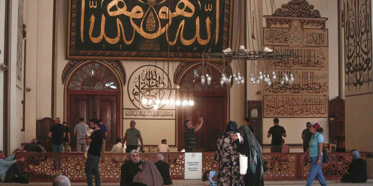 Selatin camilerine gelen ziyaretçilerin laubali hareketlerine tepki