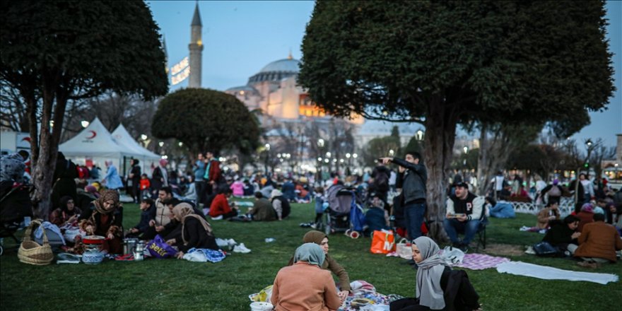 Sultanahmet Meydanı, ramazanın ilk iftarı için gelenlerle doldu
