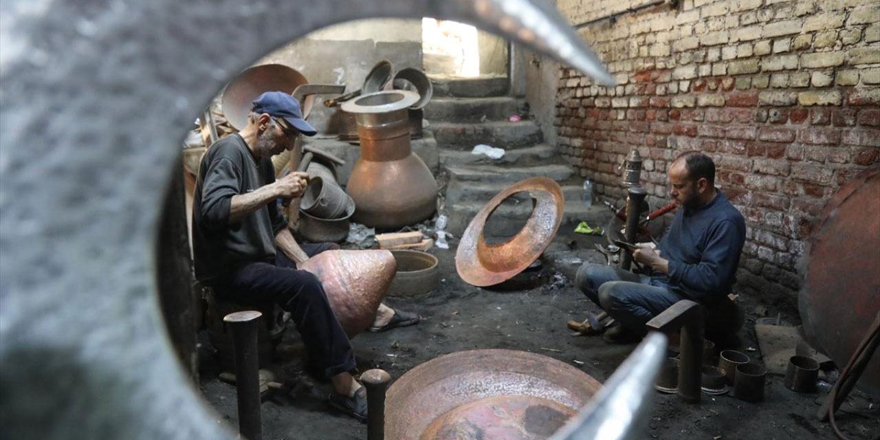 Kahire'deki bakır ustaları, asırlardır minare için alem yapmayı sürdürüyor