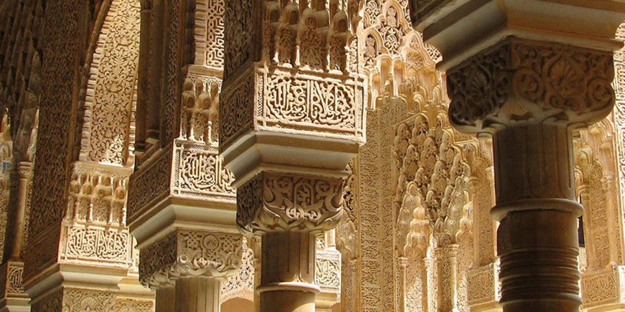 UNESCO Dünya Kültür Mirası listesinde yer alan El Hamra Sarayı ihtişamını koruyor