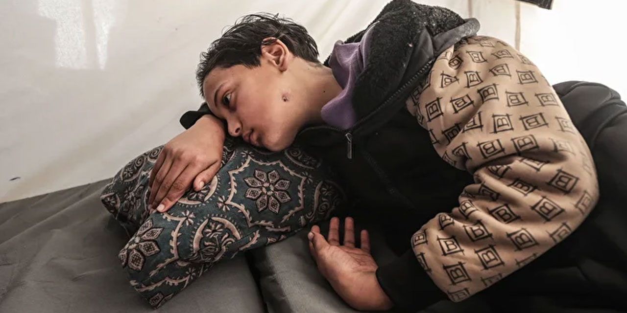 israil saldırısında konuşma ve çiğneme kabiliyetini kaybeden Suheyb annesinin desteğiyle hayata tutunuyor