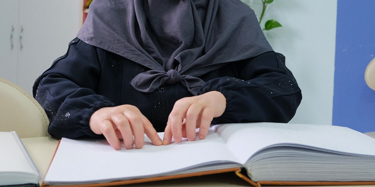 Parmak uçlarında göz varmış gibi Kur'an-ı Kerim'i ezberliyorlar