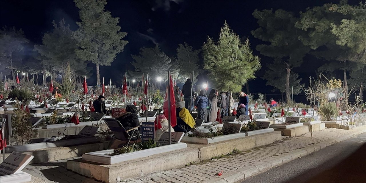 6 Şubat 2023 depreminin üçüncü yılında mezarlık ziyaretleri geceden başladı