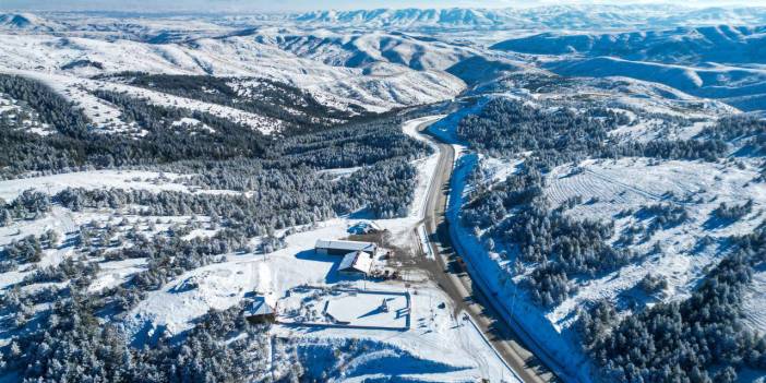 Beyaz gelinliği giyen Çamlıbel güzelliği ile hayran bırakıyor