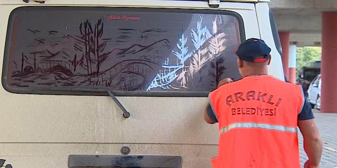 Temizlik görevlisi tozlu camları tabloya dönüştürüyor