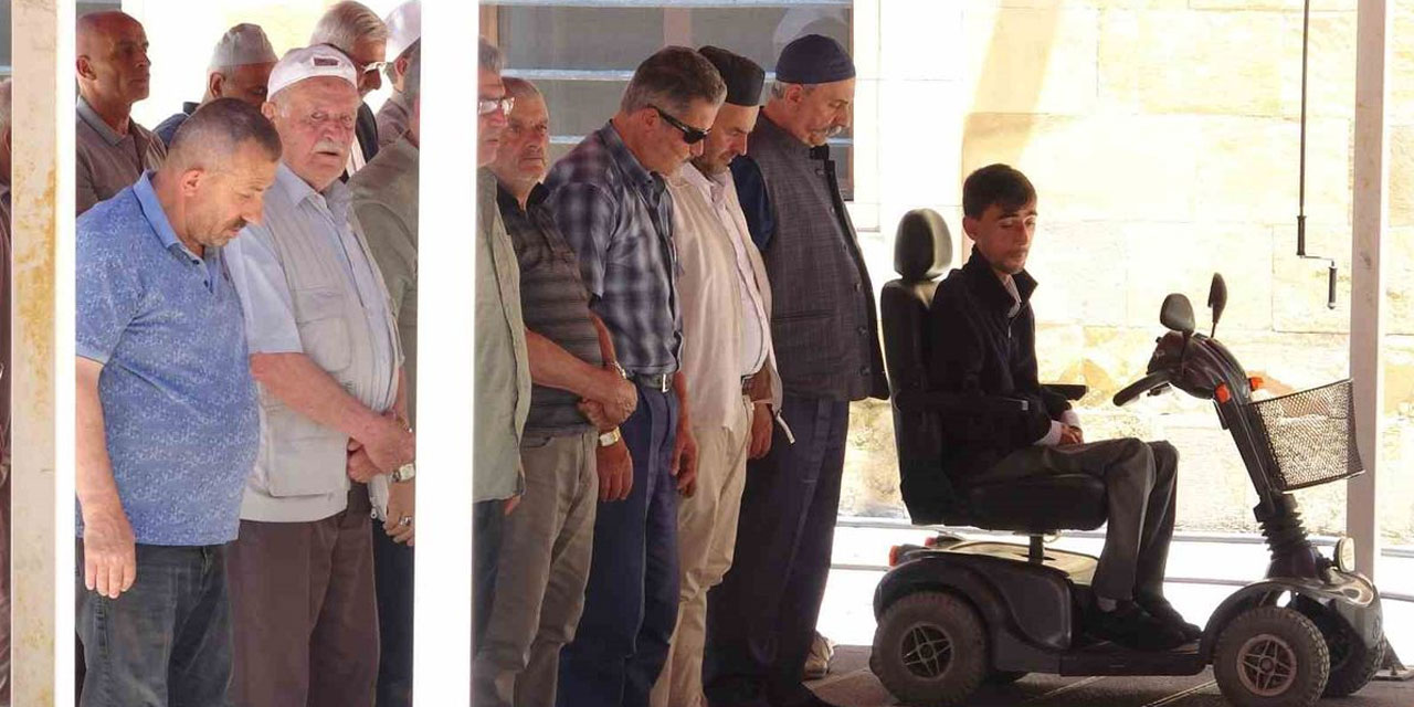 Engelli Abdullah'ın namaz sevdası: Her vakit camide kılıyor