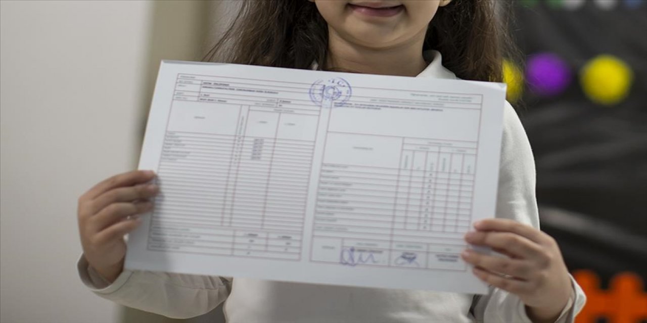 Yaklaşık 19 milyon öğrenci karnesini alarak yaz tatiline girdi