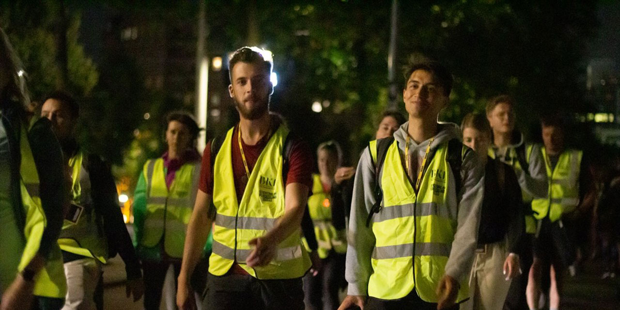 Hollanda'da binlerce kişi mültecilere destek için 40 kilometre yürüdü