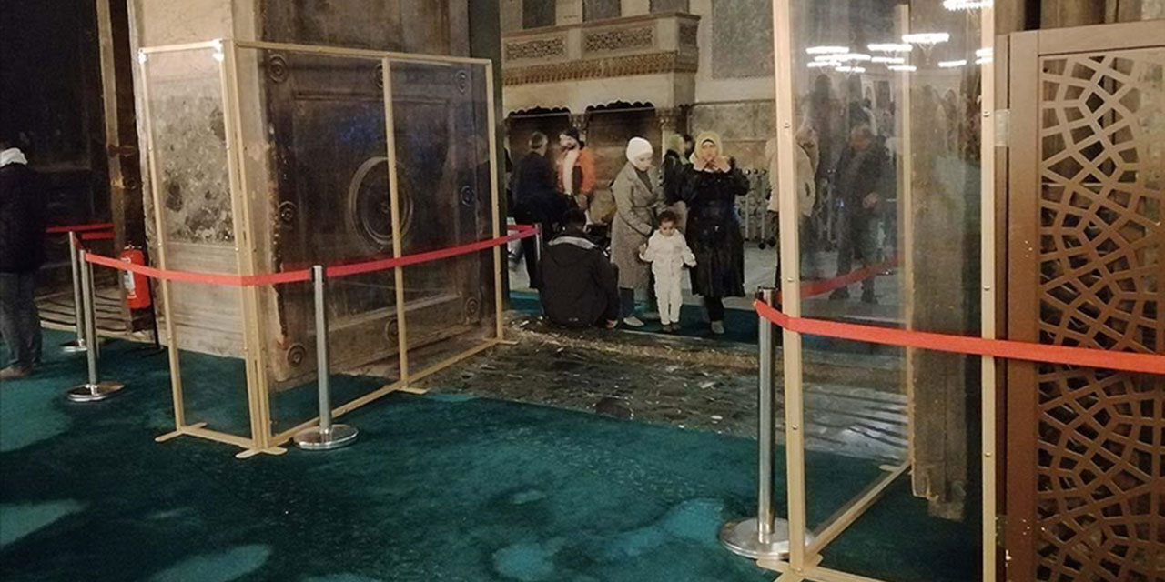 Ayasofya'nın kapısı korumaya alındı