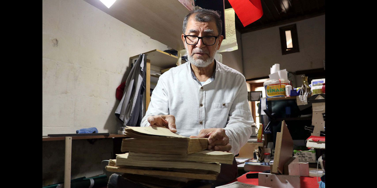 Hasarlı kitapları camide, medresede nerede görse tamir ediyor