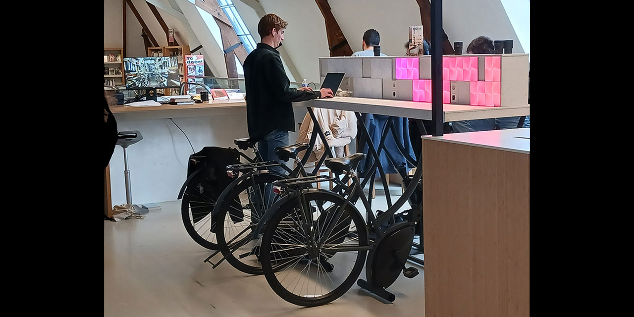 Kütüphanede hem çalış, hem spor yap hem de telefonunu şarj et