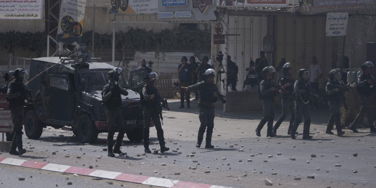 İşgalci israil, Batı Şeria ve Doğu Kudüs'te 4 bin 860 Filistinliyi gözaltına aldı