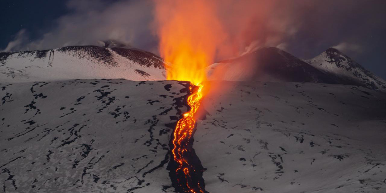 Etna patladı, lavlar buzların arasında nehir oldu