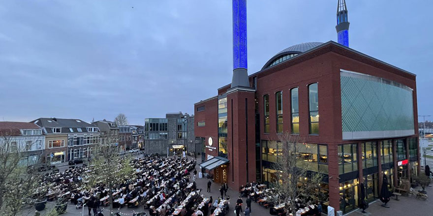 Hollanda'da cami önünde 1300 kişilik sokak iftarı