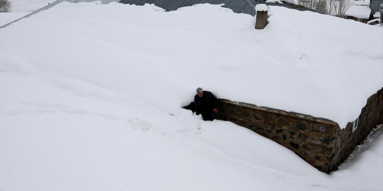 Muş'ta köy evleri karın altında kaldı: Şikayet yok!