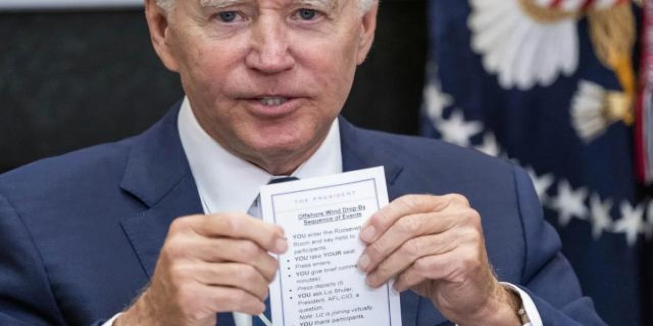 Biden'ın kopya kağıdı yakalandı: Yapması gerekenler dakika dakika yazıyor