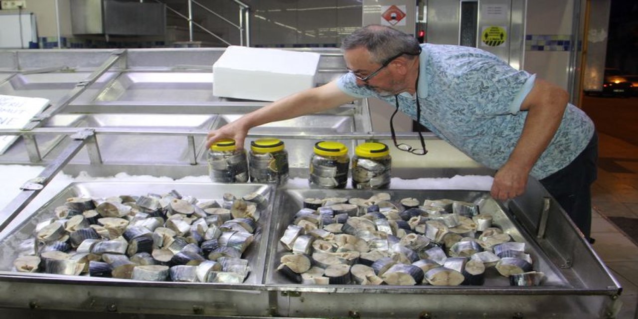 Karadeniz'de bol avlanan palamut, lakerda olarak tezgahlardaki yerini erken aldı