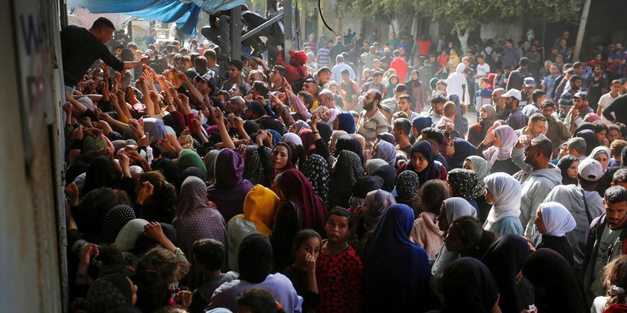 Filistinliler, bölgede çalışan tek fırından ekmek alabilmek mücadele ediyor