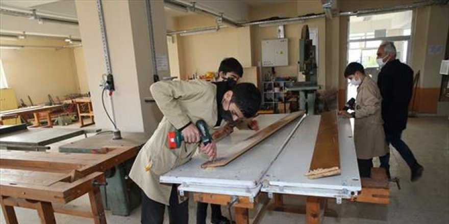Edirne'de meslek lisesi öğrencileri ders dışı zamanlarda okul mobilyaları üretiyor
