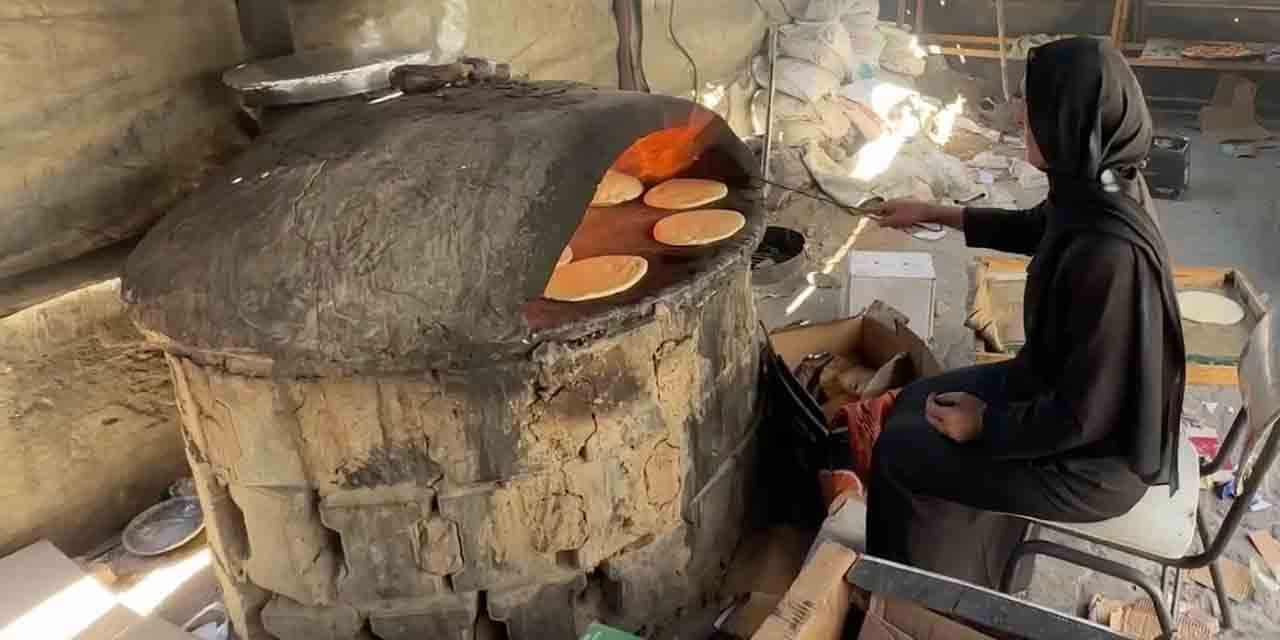 Gazzeli İngilizce öğretmeni, yaralı eşine ve çocuklarına bakmak için fırıncılık yapıyor