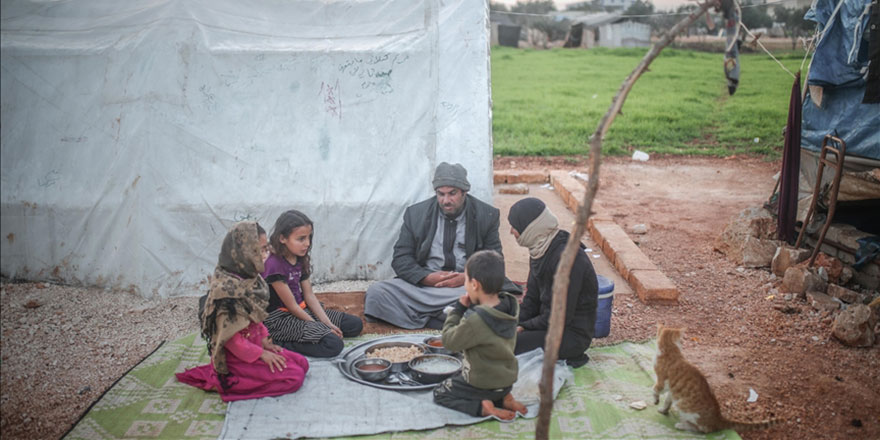 İdlib'deki kamplarda ilk iftar böyle yapıldı