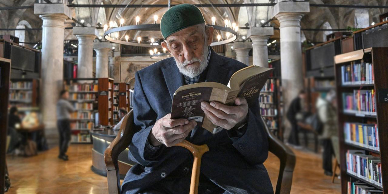 Şehir Kütüphanesi'nin 94 yaşındaki müdavimi Halil dede