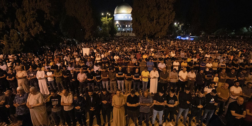Filistin'de 250 bin Müslüman, Kadir Gecesi için Mescid-i Aksa'ya akın etti