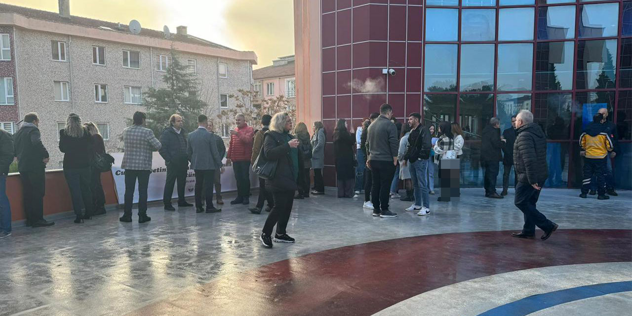 Panelde sigaranın zararlarını konuştular, verilen arada sigara içtiler
