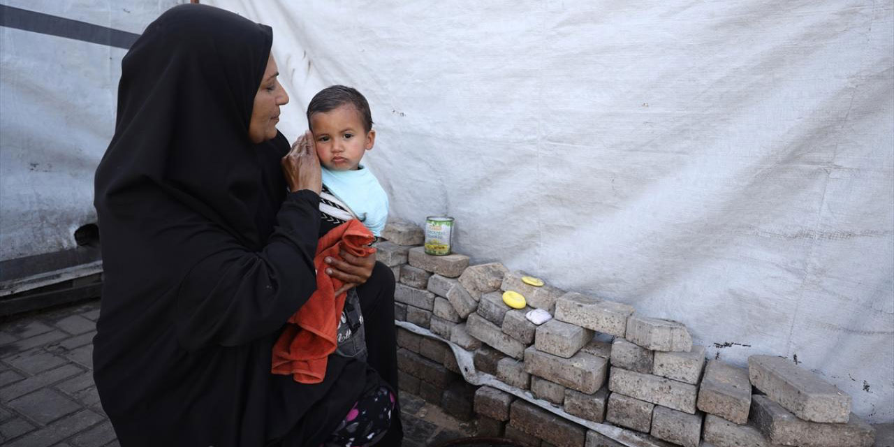 Katil israilin anne ve babasını öldürdüğü Filistinli bebeğe babaannesi bakıyor