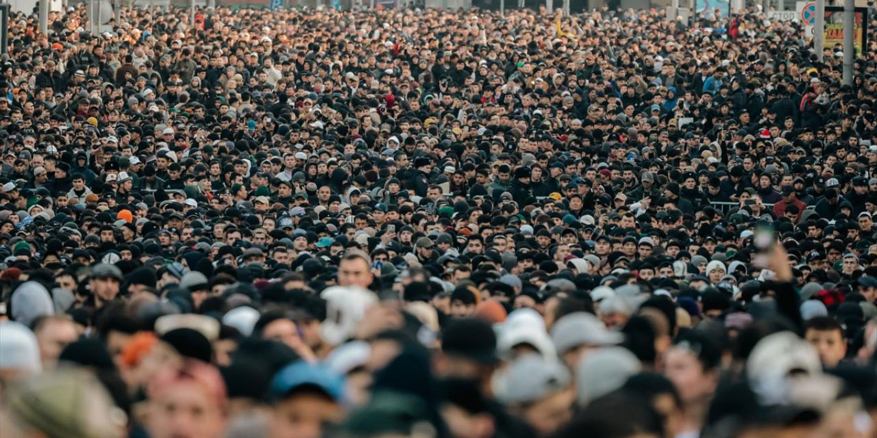 Rus da dinsiz kalamaz: Bayram namazında caddeler doldu taştı