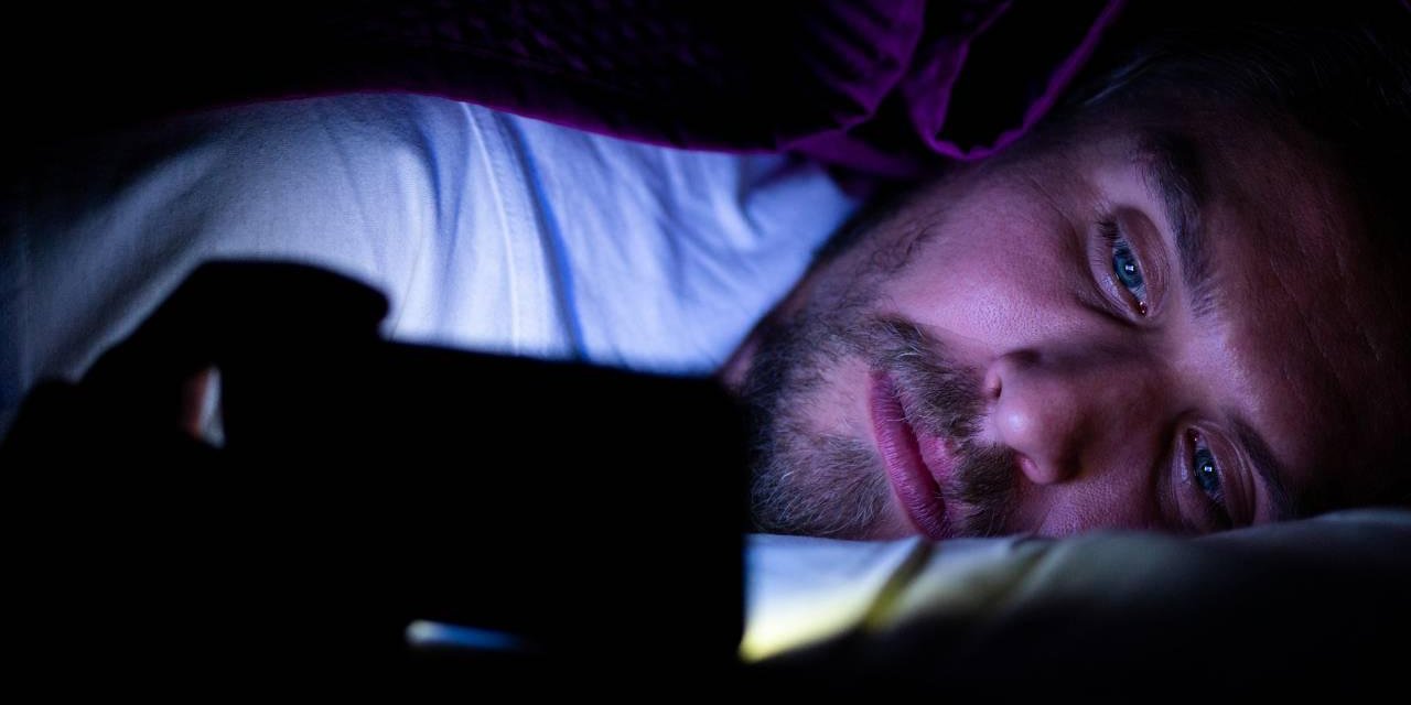 Uyku öncesi yatakta ekrana bakmanın zararları araştırıldı