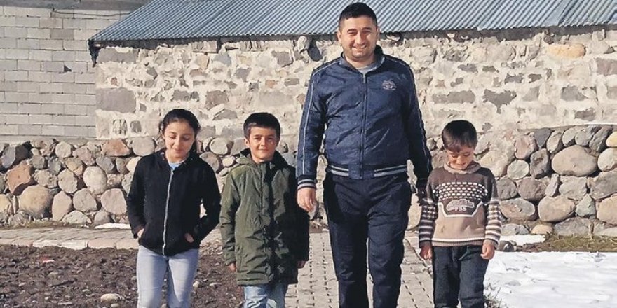 Görevi bitmesine rağmen tayin istemeyen Samet öğretmen köylünün gönlünde taht kurdu