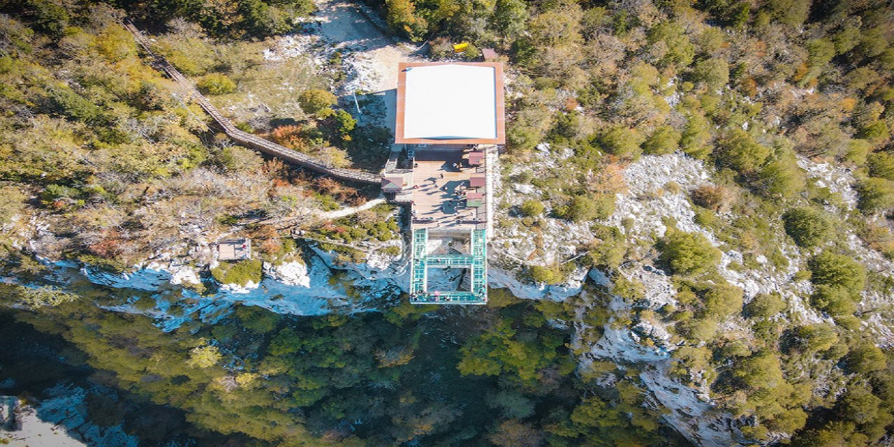 Sonbaharın güzelliklerini 450 metre yükseklikteki cam terastan izliyorlar