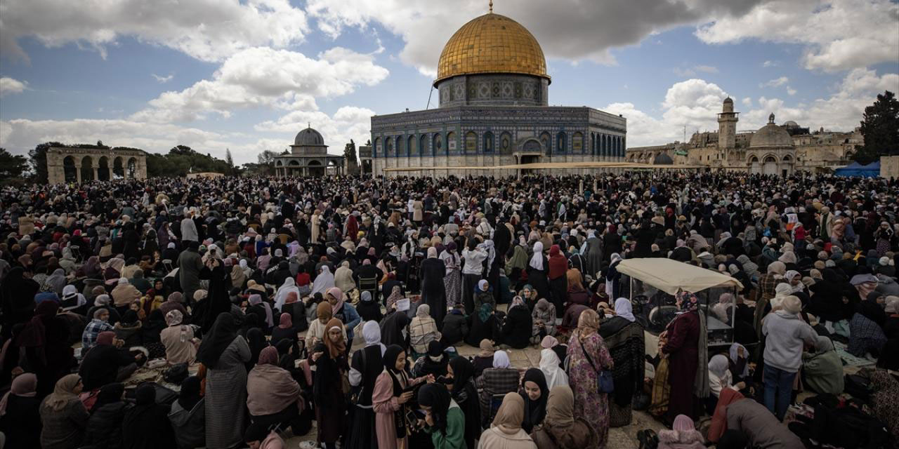 Mescid-i Aksa’da 250 bin kişi ile Cuma namazı