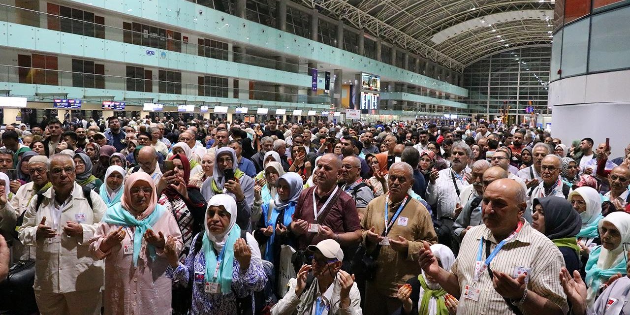 İzmir'in ilk hac kafilesi kutsal topraklara dualarla uğurlandı