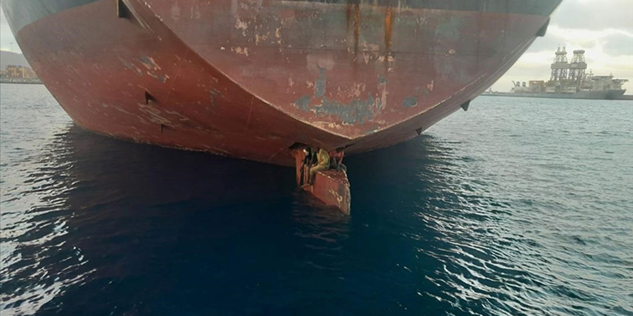 Afrikalı 3 göçmen tankerin dümen kanadında İspanya'ya 11 günde ulaştı